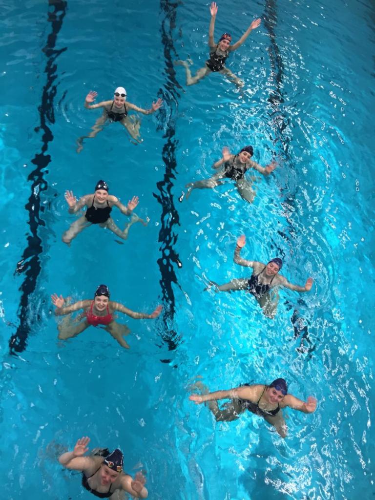 Acht Landeskader-Schwimmerinnen im Wasser